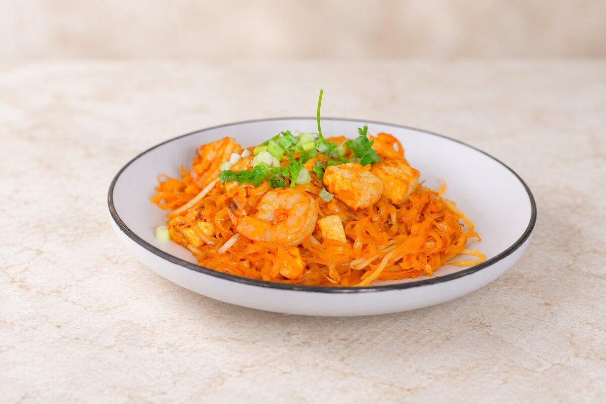 Stir-fried rice noodles with prawns, bean sprouts and fresh herbs.